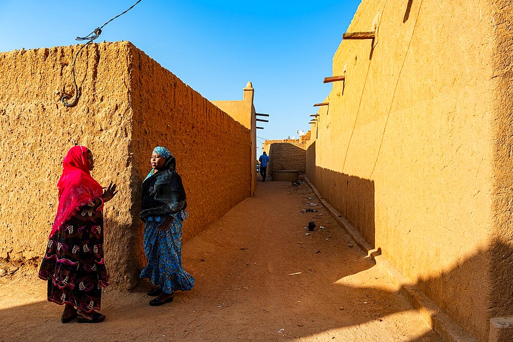 Woman chatting, Historic center of Agadez, UNESCO World Heritage Site, Niger, Africa