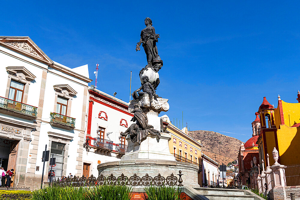 Monumento a La Paz in front of the Basilica Colegiata de Nuestra Senora, UNESCO World Heritage Site, Guanajuato, Mexico, North America