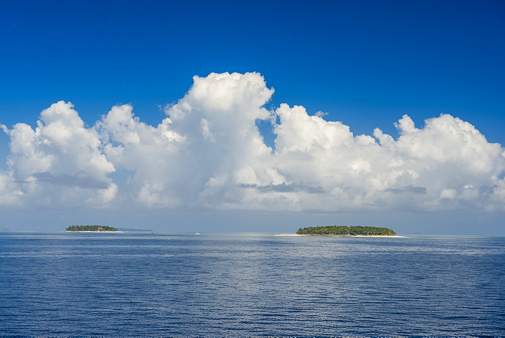 Very flat ocean, Mamanuca Islands, Fiji, South Pacific