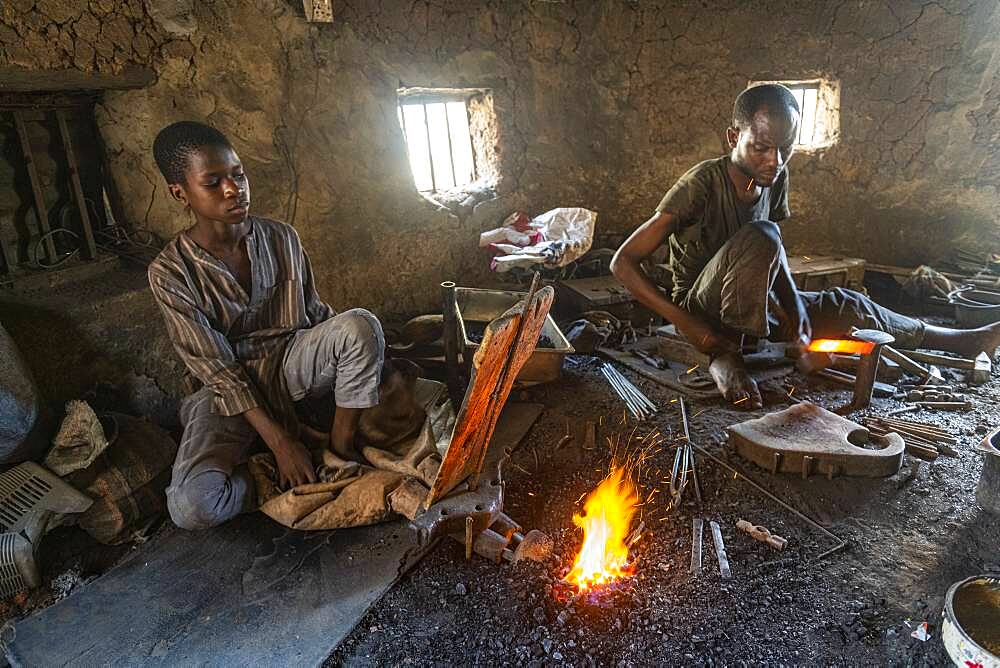 Metal workers in the bazaar, Kano, Kano state, Nigeria, West Africa, Africa