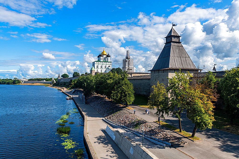 The Kremlin and the Trinity Cathedral in Pskov, UNESCO World Heritage Site, Pskov, Russia, Europe