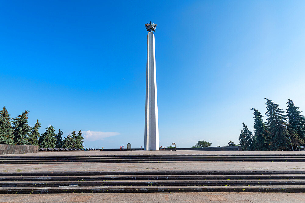 Obelisk Slavy G. Ulyanovsk overlooking the Volga River, Ulyanovsk, Russia, Europe