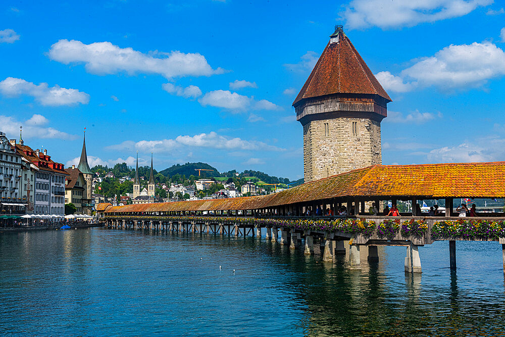 Kapellbrucke (Chapel Bridge), wooden footbridge, Lucerne, Switzerland, Europe