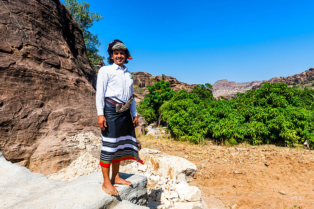 Traditional dressed man of the Qahtani Flower men tribe, Asir Mountains, Kingdom of Saudi Arabia, Middle East