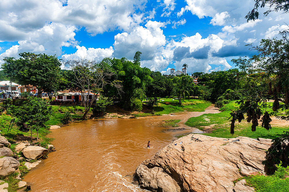 Rio das Almas with the Igreja de Nosso Senhor do Bonfim in the background, Pirenopolis, Goias, Brazil, South America