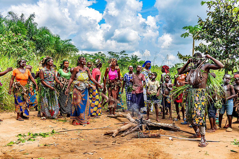 Traditional Pygmy wrestling, Kisangani, Democratic Republic of the Congo, Africa