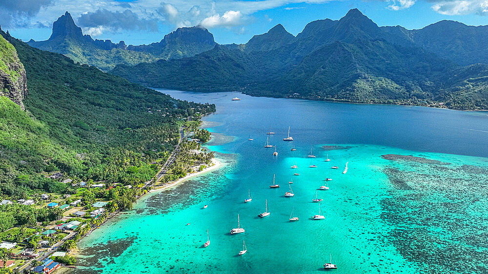 The lagoon of Moorea (Mo'orea), Society Islands, French Polynesia, South Pacific, Pacific