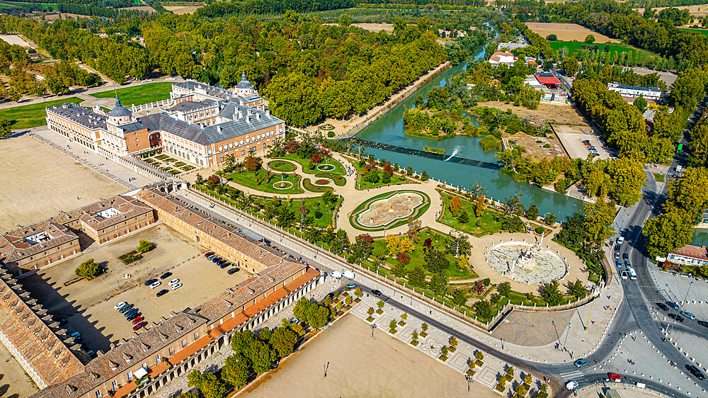 Aerial of the Royal Palace of Aranjuez, UNESCO World Heritage Site, Madrid Province, Spain, Europe