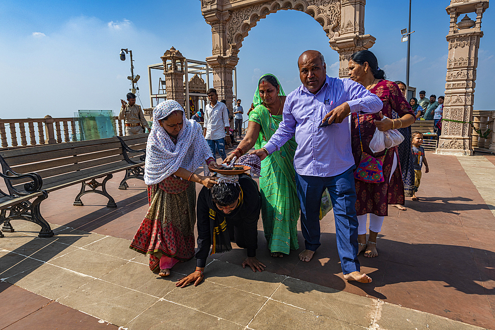 Pilgrim with burning coal, Kalika Shakti Peeth Pavagadh Temple, Champaner-Pavagadh Archaeological Park, UNESCO World Heritage Site, Gujarat, India, Asia