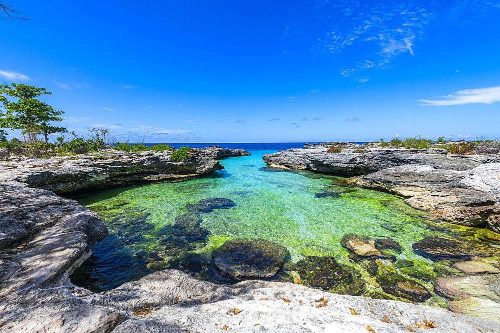 Turquoise rocky bay, Parque Nacional Marino de Punta Frances Punta Pedernales, Isla de la Juventud (Isle of Youth), Cuba, West Indies, Central America