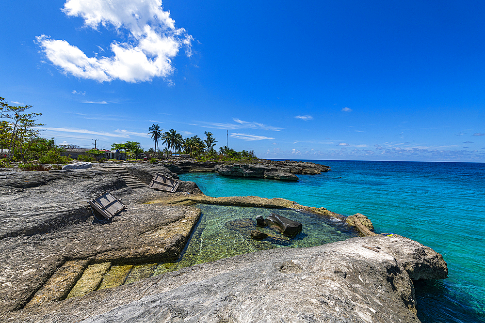 Turquoise rocky bay, Parque Nacional Marino de Punta Frances Punta Pedernales, Isla de la Juventud (Isle of Youth), Cuba, West Indies, Central America