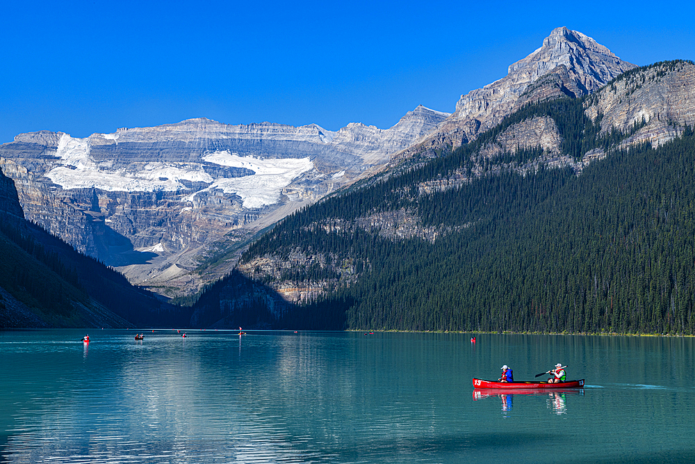 Kayakers on Lake Louise, Banff National Park, UNESCO World Heritage Site, Alberta, Rocky Mountains, Canada, North America