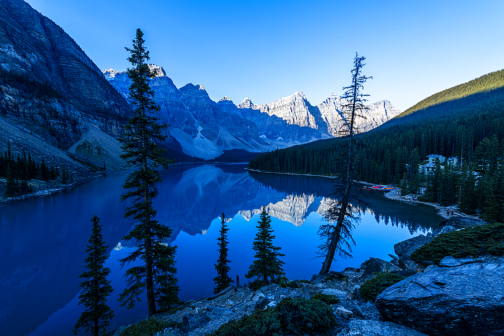 Sunrise at Lake Moraine, Banff National Park, UNESCO World Heritage Site, Alberta, Rocky Mountains, Canada, North America