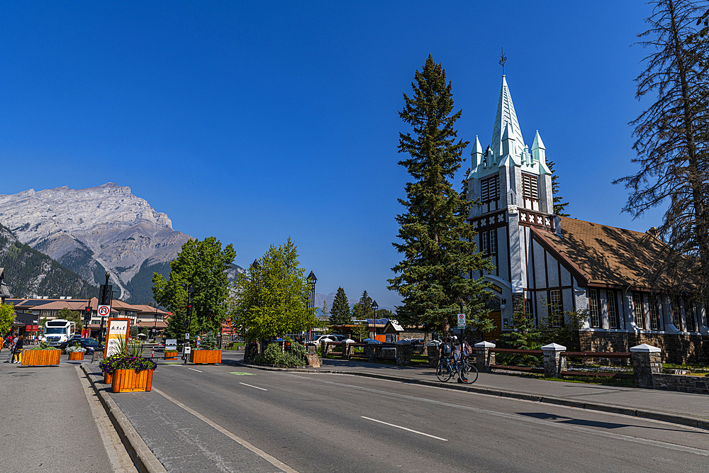 The town of Banff with Cascade Mountain in the background, Alberta, Rocky Mountains, Canada, North America