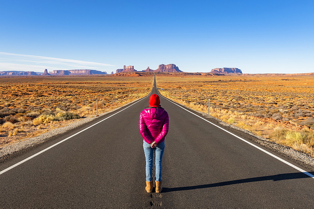 The road leading up to Monument Valley Navajo Tribal Park on the Arizona-Utah border, United States of America, North America