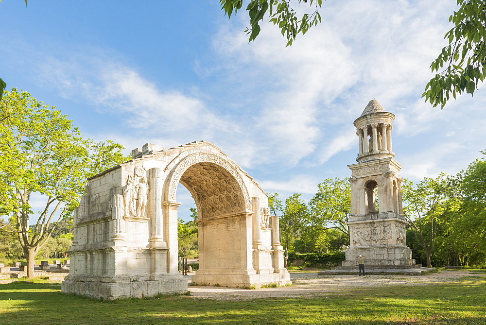 Triumphal Arch of Glanum and Mausoleum of the Julii, Saint-Remy-de-Provence, Bouches du Rhone, Provence, Provence-Alpes-Cote d'Azur, France, Europe