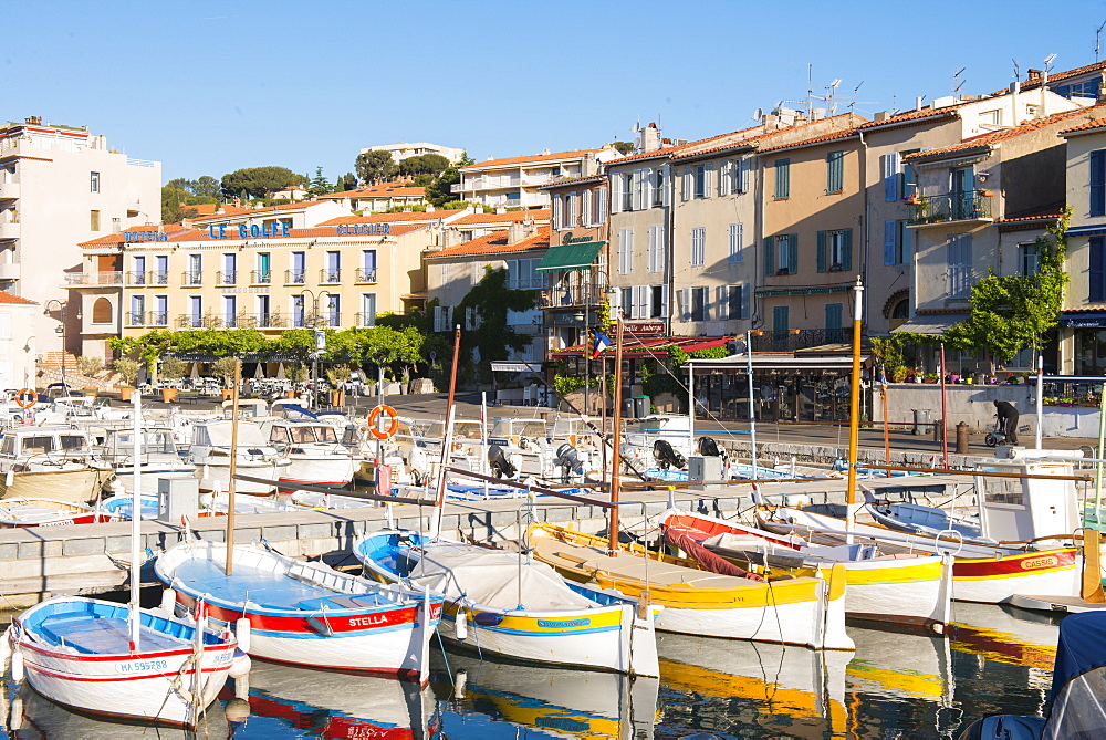 Boats in Cassis harbour, Bouches du Rhone, Provence, Provence-Alpes-Cote d'Azur, French Riviera, France, Mediterranean, Europe