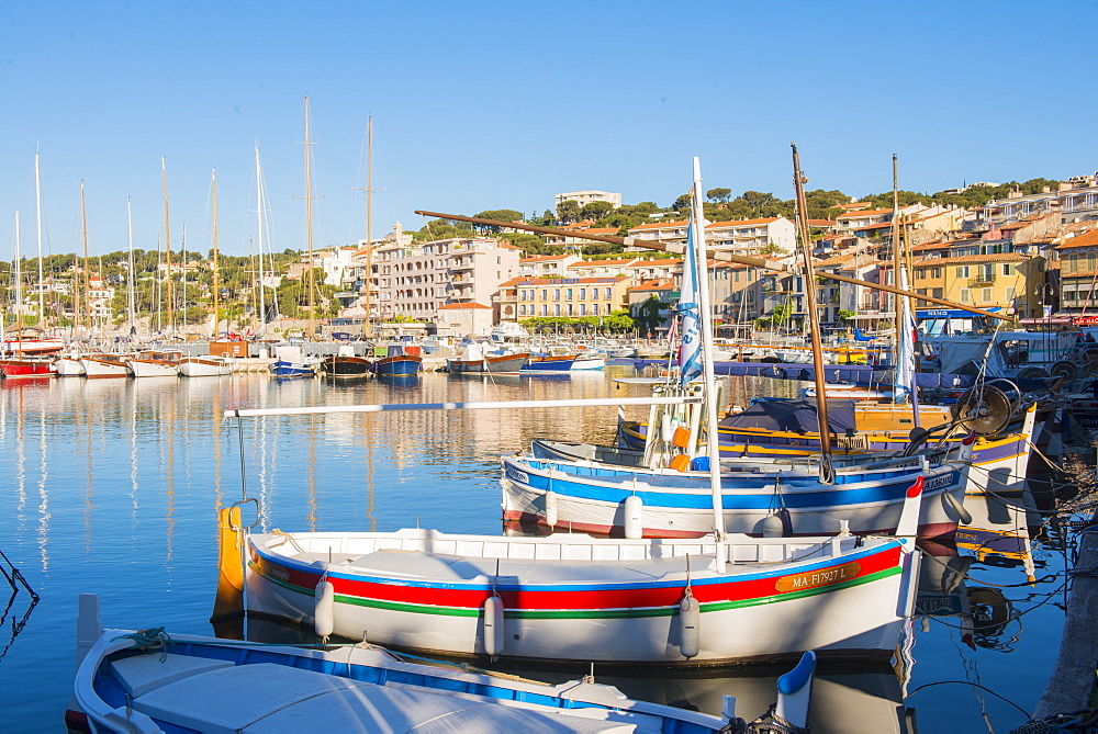 Boats in Cassis harbour, Bouches du Rhone, Provence, Provence-Alpes-Cote d'Azur, French Riviera, France, Mediterranean, Europe