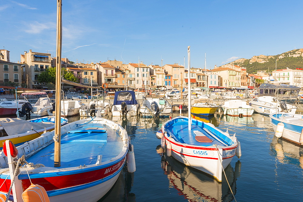 Boats in Cassis harbour, Bouches du Rhone, Provence, Provence-Alpes-Cote d'Azur, French Riviera, France, Mediterranean, Europe