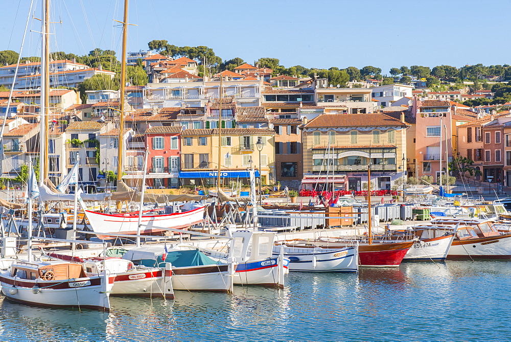 Boats in Cassis harbour, Bouches du Rhone, Provence, Provence-Alpes-Cote d'Azur, French Riviera, France, Mediterranean, Europe