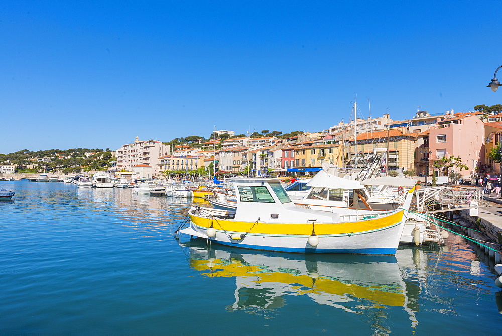 Boats in Cassis harbour, Bouches du Rhone, Provence, Provence-Alpes-Cote d'Azur, French Riviera, France, Mediterranean, Europe