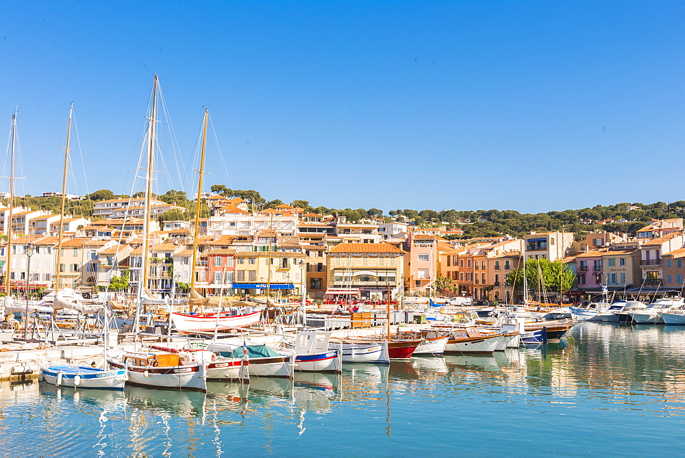 Boats in Cassis harbour, Bouches du Rhone, Provence, Provence-Alpes-Cote d'Azur, French Riviera, France, Mediterranean, Europe