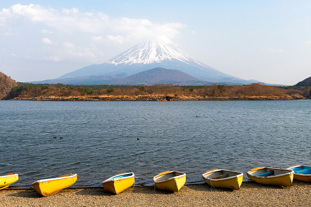 Boats, Lake Shoji, with Mount Fuji in distance, Japan, Asia