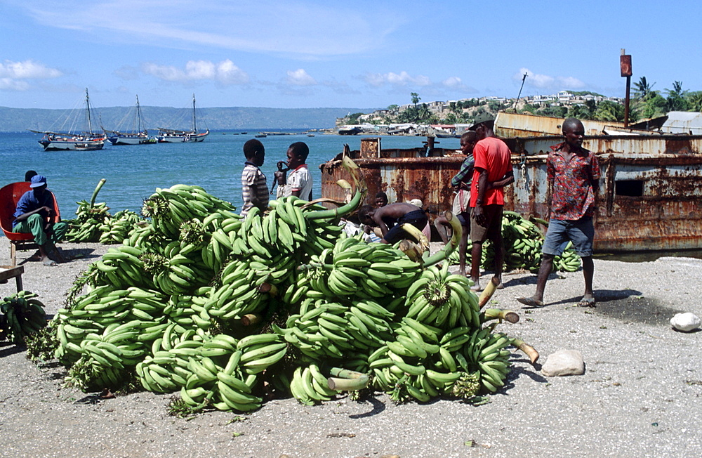 Haiti. Banana vendors. Port de paix