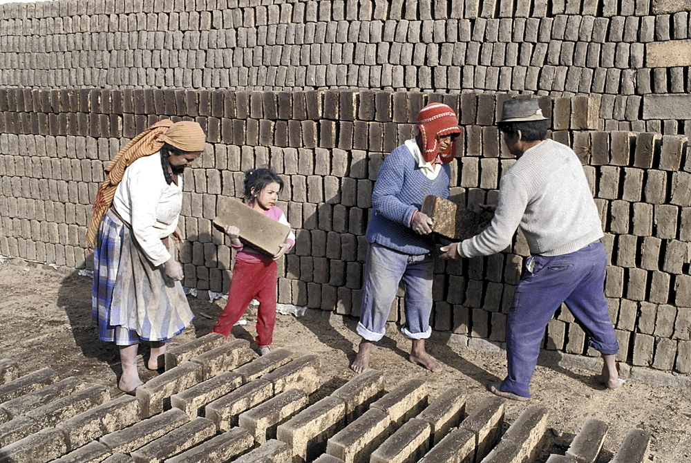 Brick-making, ecuadorA brickwork co-operative