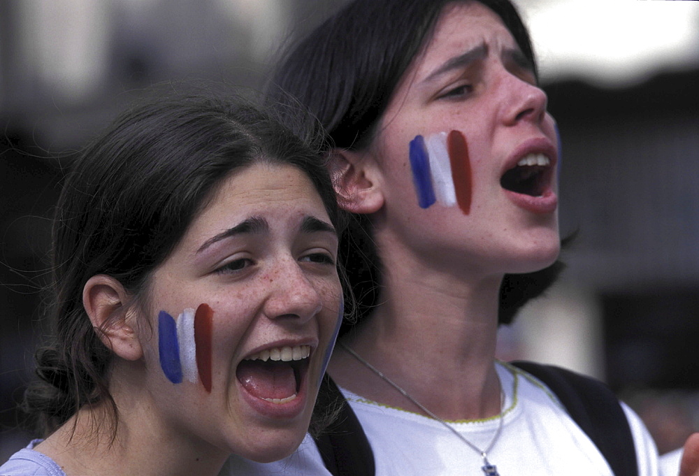 Football, france. Paris. Crowds celebrating france's victory in euro 2000