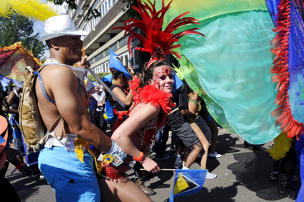 UK. REVELLERS AND DANCERS PARADING AT NOTTING HILL CARNIVAL THE BIGGEST ONE IN EUROPE. LONDON, ENGLAND