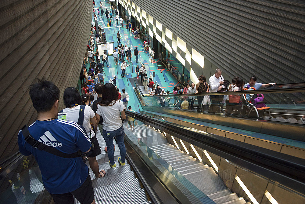 Passengers at MRT (Mass Rapid Transport) station in Singapore, Southeast Asia, Asia