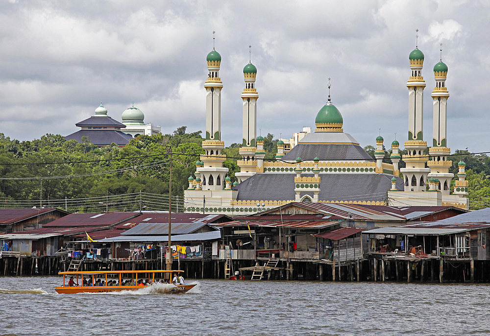 Tourist boat past the Jame' Asr Hassanil Bolkiah mosque in Bandar Seri Begawan, Brunei, Southeast Asia, Asia