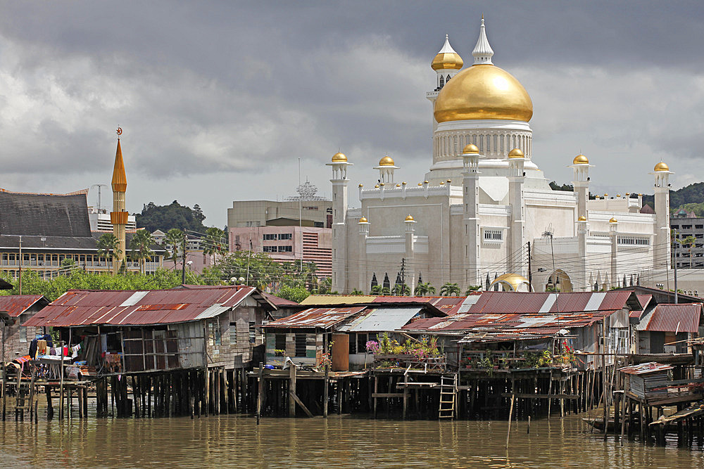 Boats and water village with Omar Ali Saifuddien mosque in Bandar Seri Begawan, Brunei, Southeast Asia, Asia