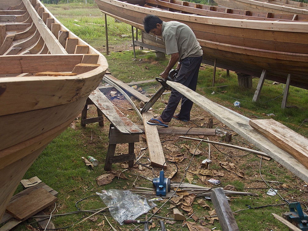 Craftsman making a fishing boat on Bintan island, Sumatra, Indonesia, Southeast Asia, Asia