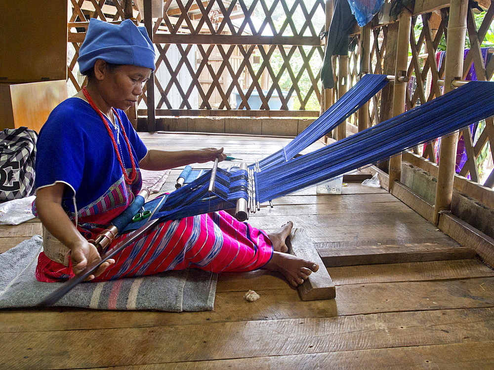 Ethnic hill tribe woman weaving crafts in the Doi Inthanon National Park in northern Thailand, Southeast Asia, Asia