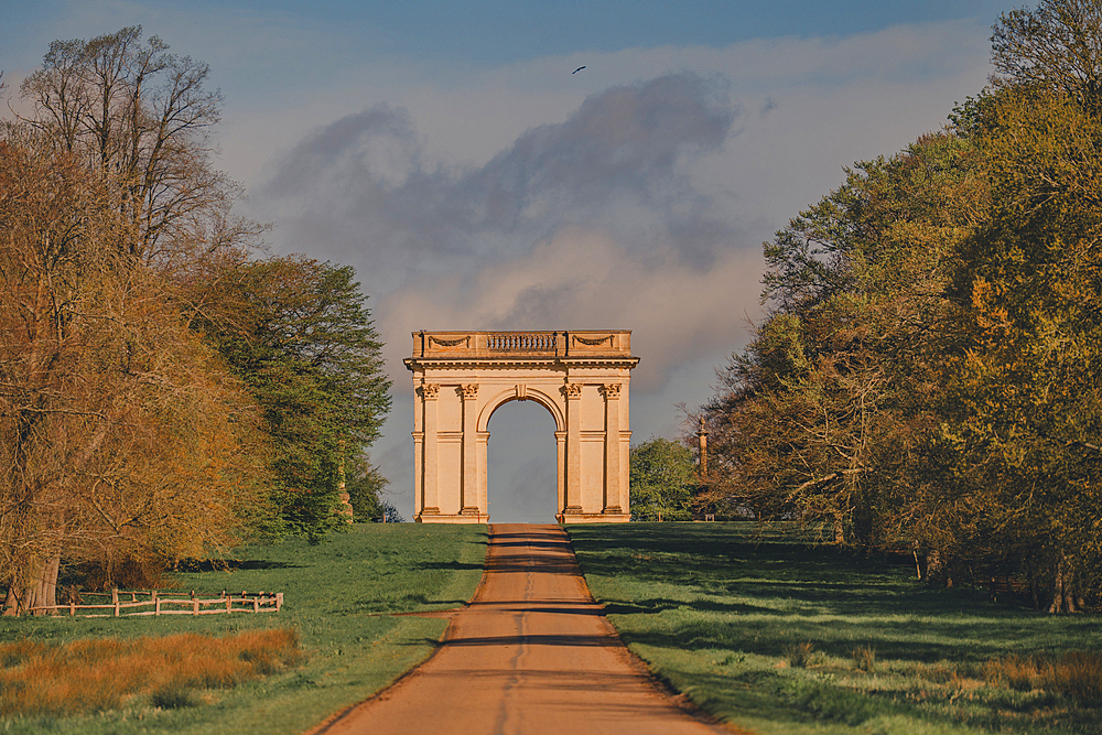 The road to the Stowe arch