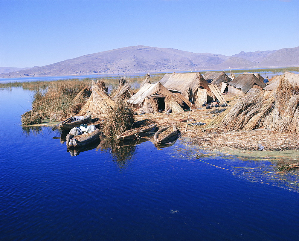 Uros Indian dwellings, beside lake, Peru, South America 