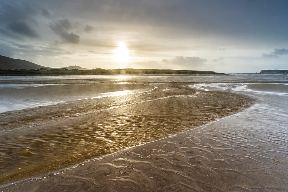 Strong winds across Ferriter's Cove beach, Dingle Peninsula, County Kerry, Munster, Republic of Ireland, Europe