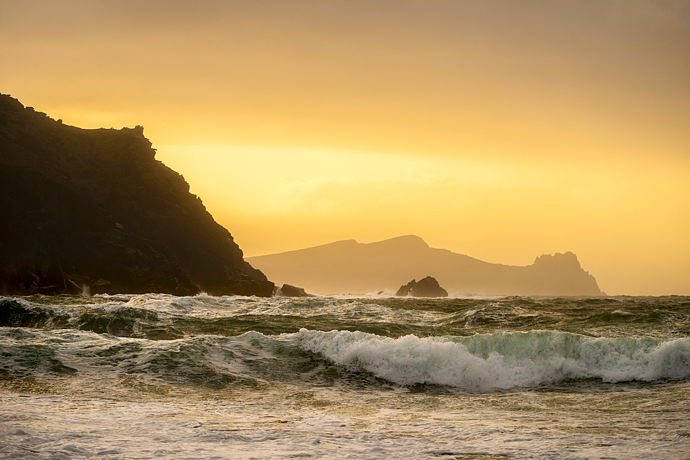 Large waves, Clogher Strand, Dingle Peninsula, County Kerry, Munster, Republic of Ireland, Europe