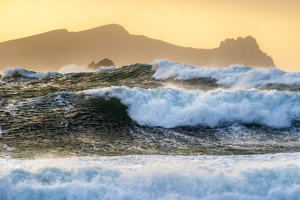 Large waves, Clogher Strand, Dingle Peninsula, County Kerry, Munster, Republic of Ireland, Europe