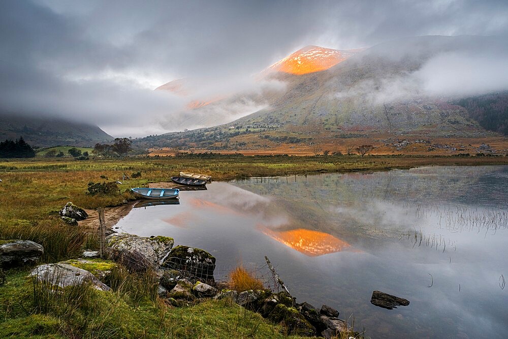 Macgillycuddy's Reeks mountains reflected in Lough Gummeenduff, evening sunlight, Black Valley, Killarney, County Kerry, Munster, Republic of Ireland, Europe