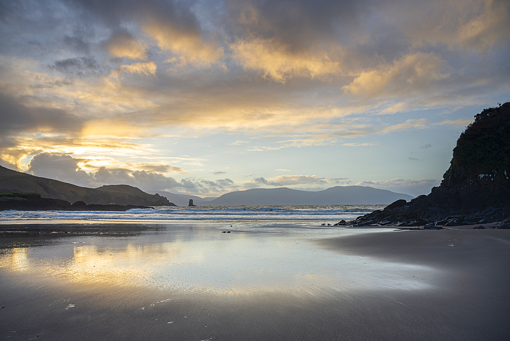 Doonshean Bay at sunrise, Dingle Peninsula, County Kerry, Munster, Republic of Ireland, Europe