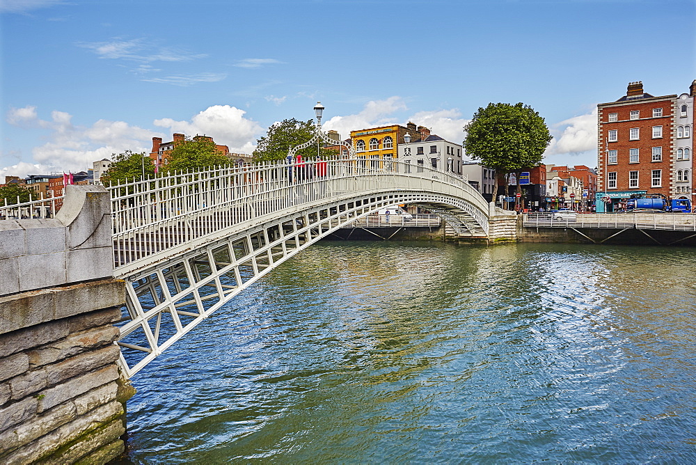 Ha'penny Bridge across the River Liffey, Dublin, Republic of Ireland, Europe