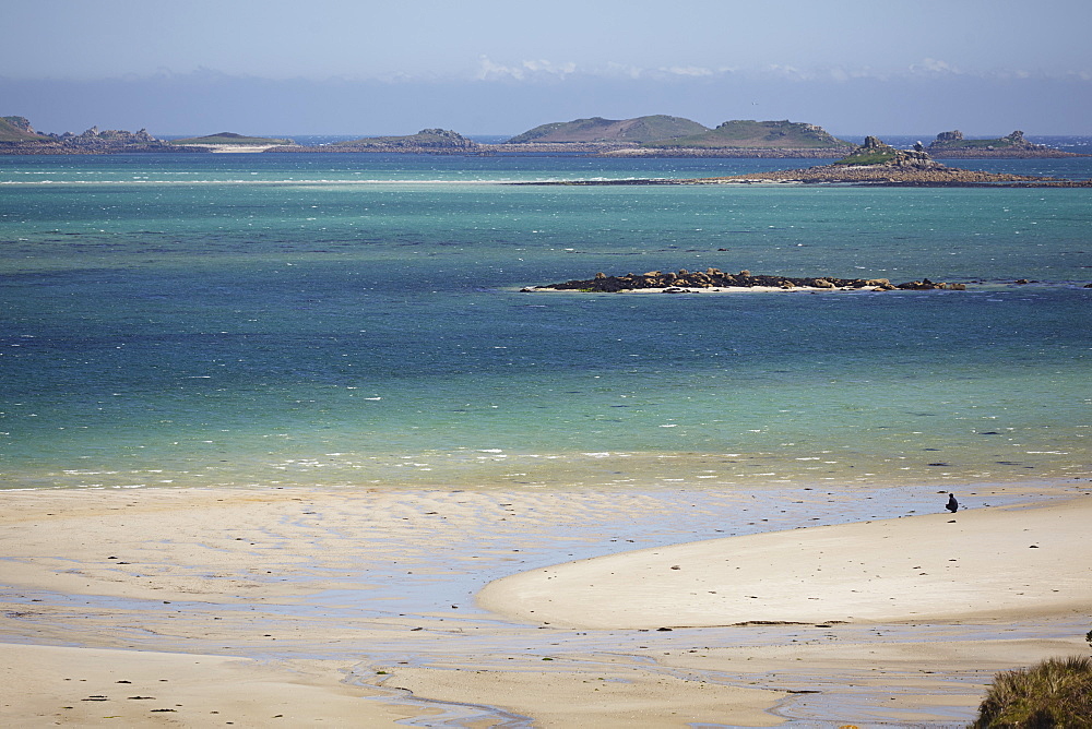 The magnificent sands of Pentle Bay, on the island of Tresco, with a view towards the Eastern Isles, Isles of Scilly, England, United Kingdom, Europe