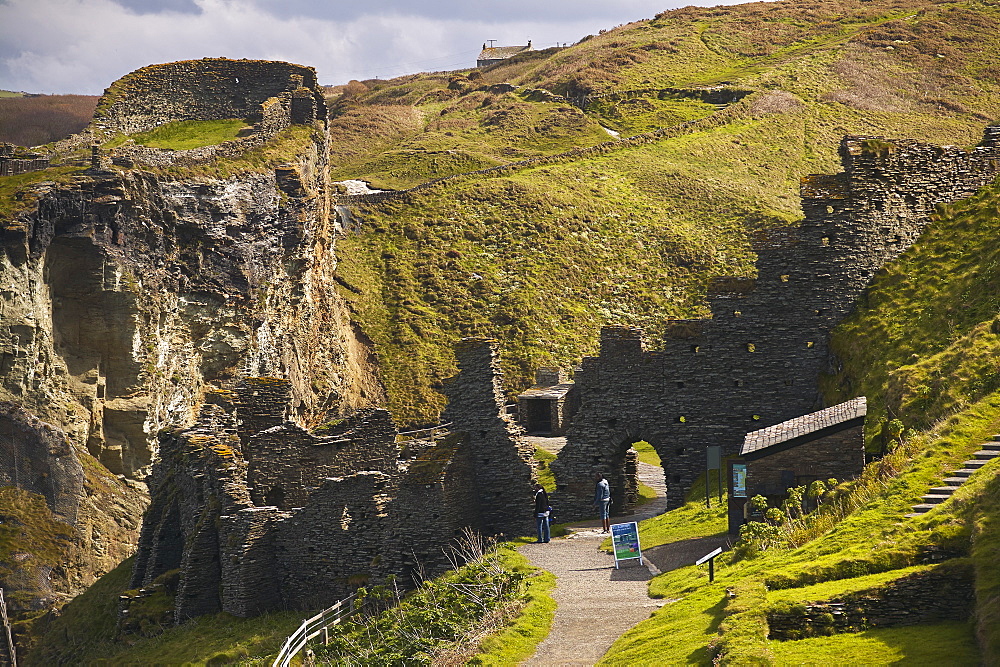 The Medieval ruins of Tintagel Castle, allegedly the birthplace of King Arthur, on Atlantic coast cliffs at Tintagel, Cornwall, England, United Kingdom, Europe