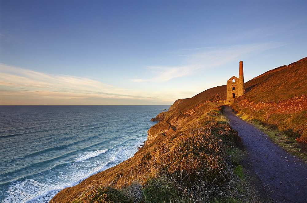 Evening sunlight on the ruins of a tin mine, on the Atlantic coast of Cornwall, Wheal Coates mine, UNESCO World Heritage Site, near St. Agnes, Cornwall, England, United Kingdom, Europe