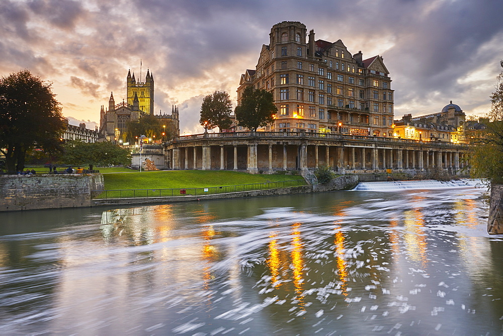 A dusk view along the River Avon, with Bath Abbey, in the heart of Bath, UNESCO World Heritage Site, Somerset, England, United Kingdom, Europe