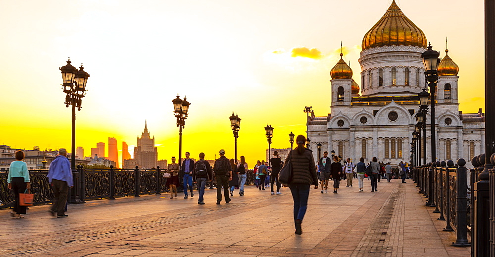 Cathedral of Christ the Saviour beside Moscow River in early evening, Moscow, Russia, Europe