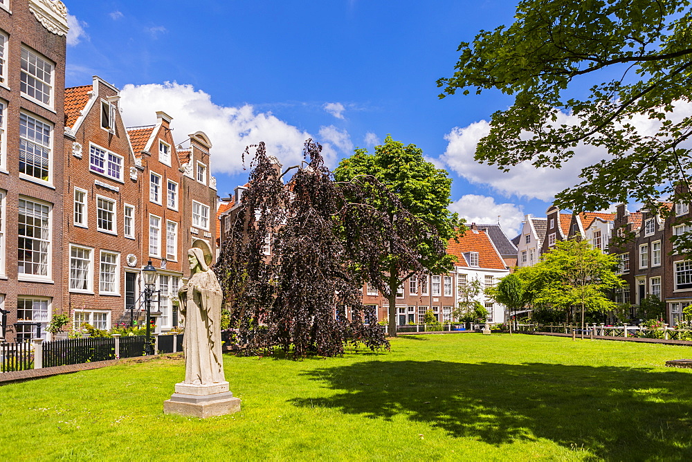 The Begijnhof, one of the oldest inner courts in Amsterdam, Amsterdam, Netherlands, Europe